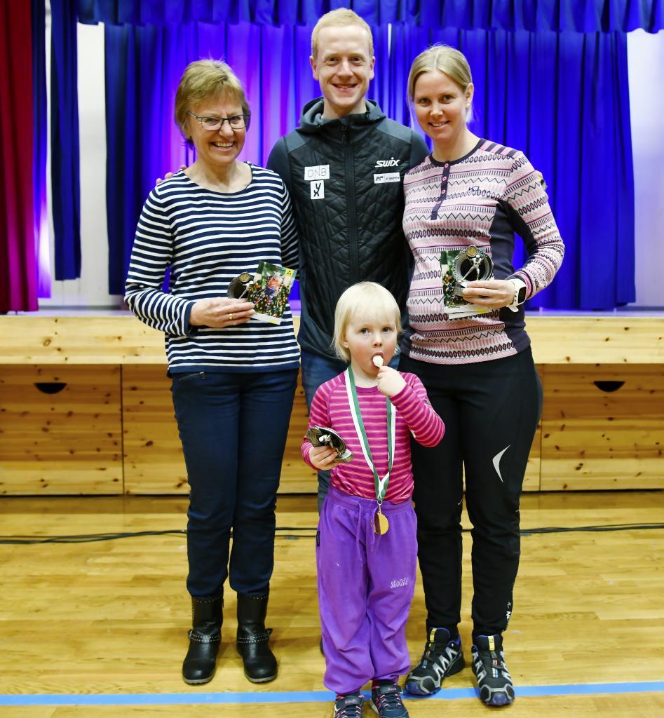 Tre generasjoner skiløpere sammen med Johannes Thingnes Bøe