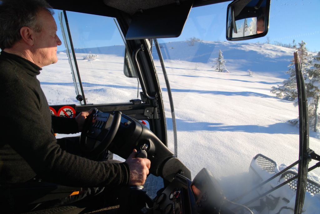 Harald Kjensrud vedlikeholder og kjører løypemaskin. I tillegg er han styremedlem. Foto: Helge Nordby