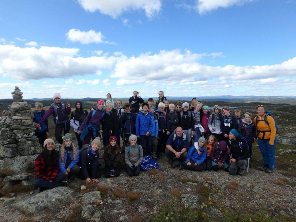 Leirskoleelever på fjelltur