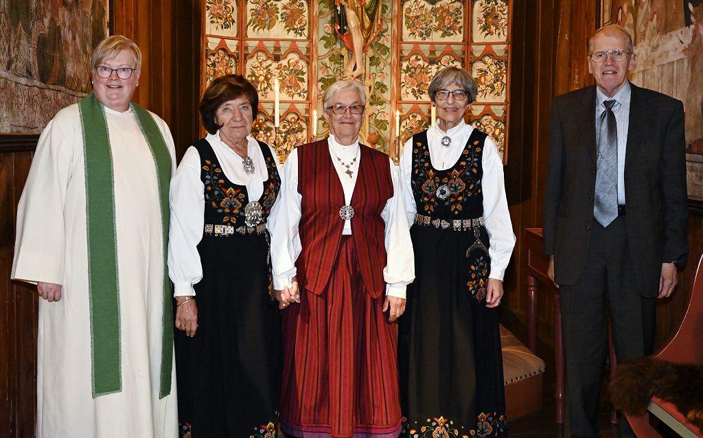Fra venstre: Signe Kvåle, Grethe Fossholm Langbråten, Solveig Sukke Liodden, Anne Lise Goplerud Berge og Arne G. Perlestenbakken. Foto: Arne Heimestøl