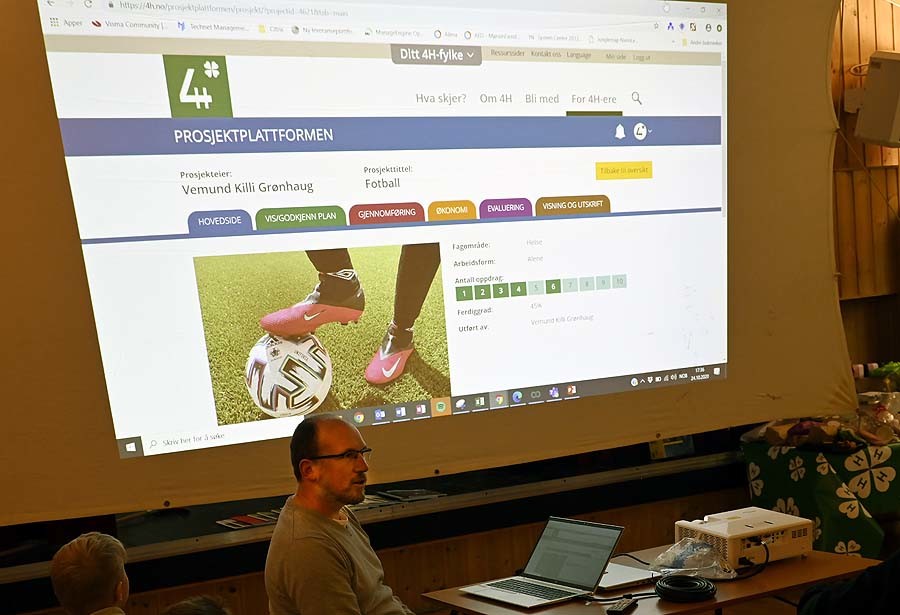 Neste år blir prosjektheftene digitale – Anders viste fram fra Vemunds digitale fotballprosjekt i år