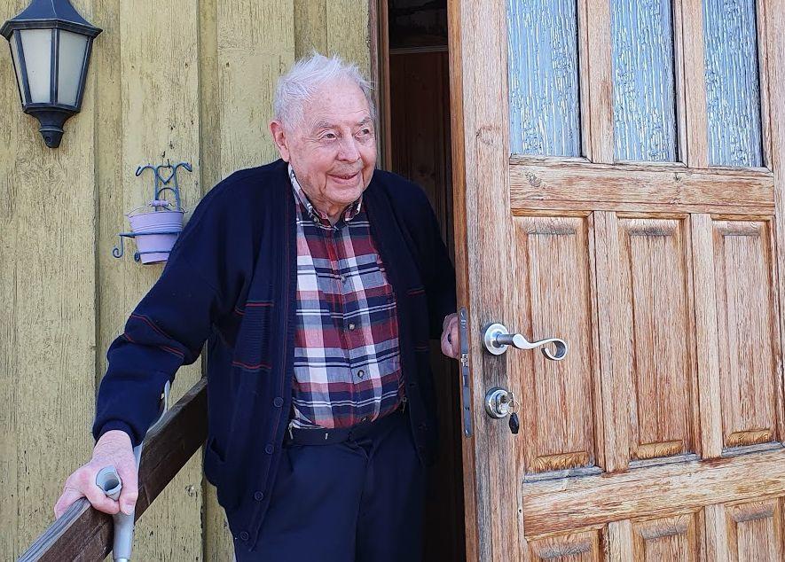 Bestefar Martin er begeistra for det nye gardsprosjektet og følgjer nøye med på det som skjer utanfor inngangsdøra til huset sitt. Foto: Arne Heimestøl