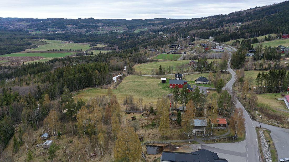 Utsikt nordover bygda fra Bautahaugen 17. mai 2021. Foto: Helge Nordby