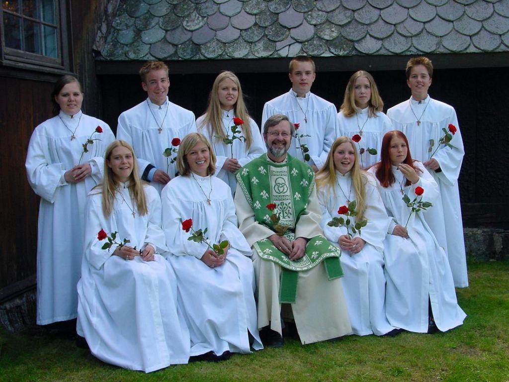 Konfirmanter i Hedalen stavkirke 2002. Foto: Arne G. Perlestenbakken