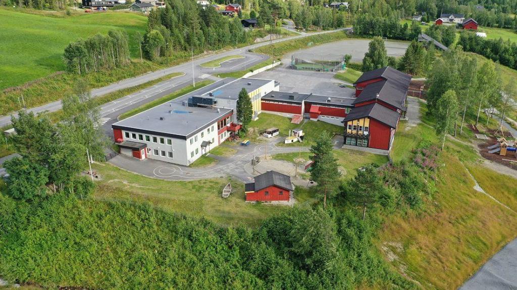 Hedalen naturbarnehage og Hedalen barne- og ungdomsskole. Foto: Helge Nordby