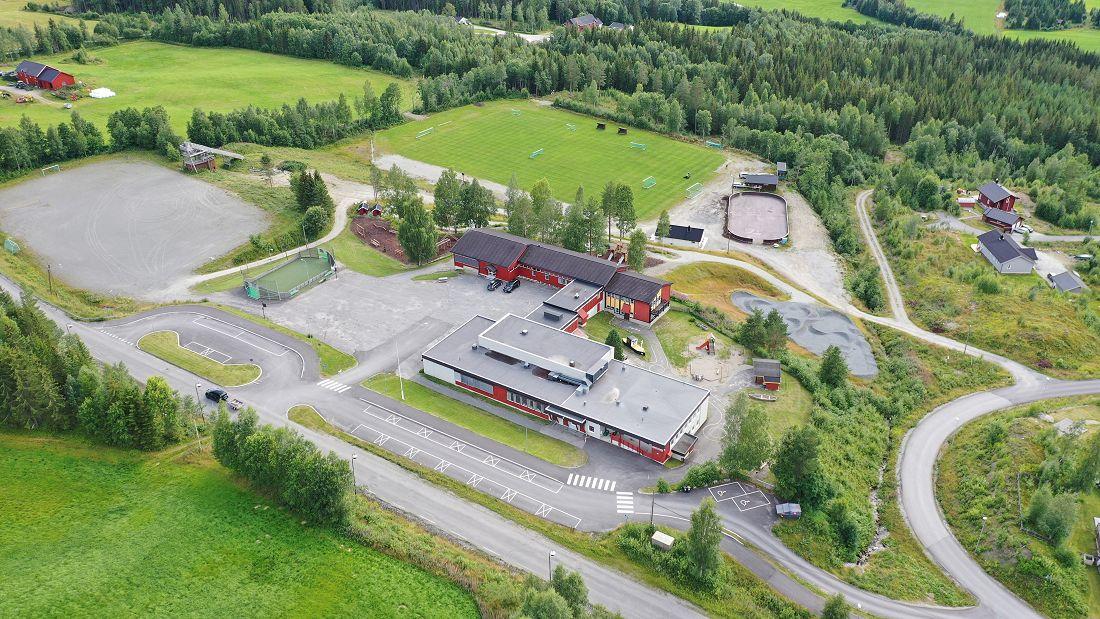 Hedalen barne- og ungdomsskole og idrettsanlegg. Foto: Arne Heimestøl