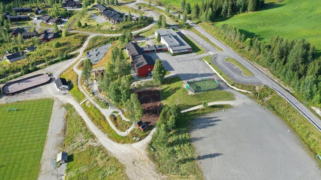 Hedalen barne- og ungdomsskole og Hedalsheimen. Foto: Helge Nordby
