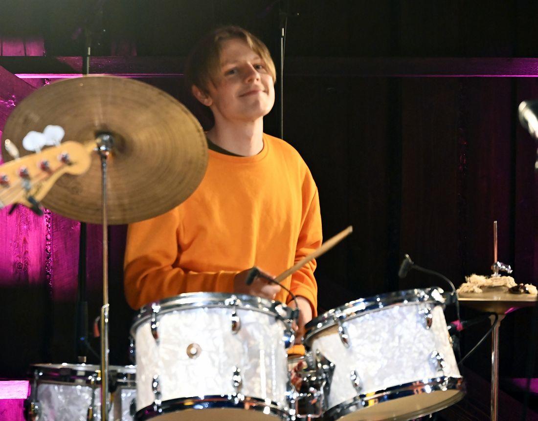 Ola Øverby på trommer. Foto: Arne G. Perlestenbakken