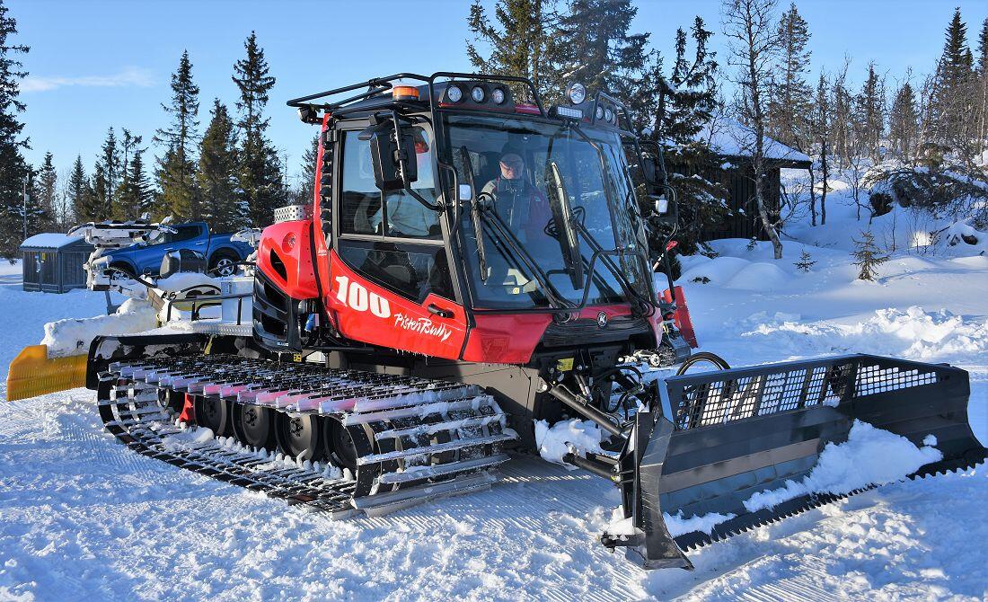 Dette er den tredje løypemaskina til Hedalen Løypelag. Den ble tatt i bruk i 2022. Løypemaskina kjøres av Harald Kjensrud, Roger Hybertsen, Helge Nordby, Olaf Søbekkseter og Bjørn Skoglund. Foto: Helge Nordby