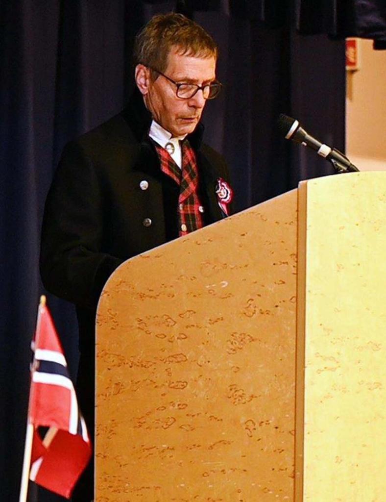 Ola Einar Grøv holder tale for dagen. Foto: Arne G. Perlestenbakken
