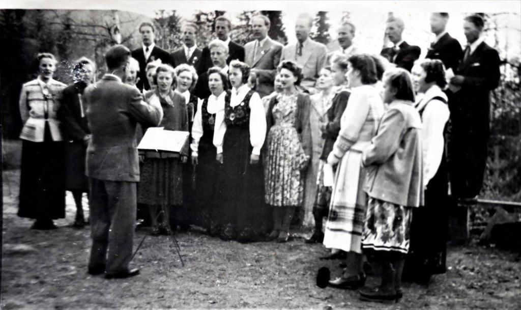 Hedalen sangkor på Bautahaugen. 1950-tallet.