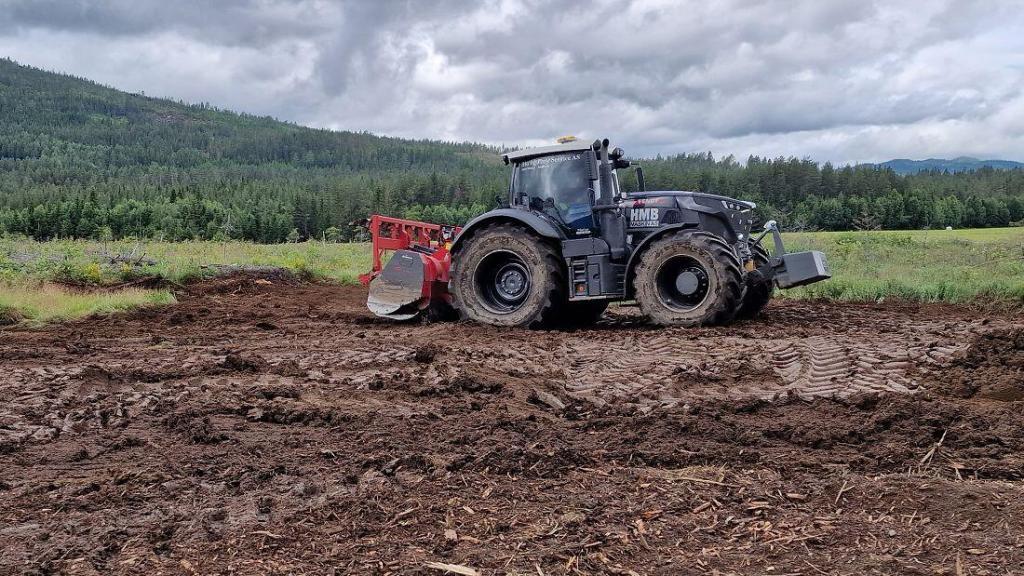 Stor traktor med jordfres. Foto: Arne Heimestøl