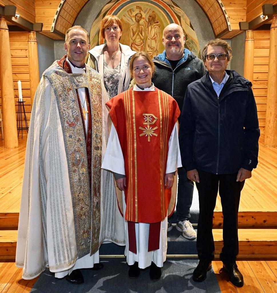 Mennighetsrådet i Leirsogen sammen med biskop og nyordinert prest. Foto: Arne G. Perlestenbakken