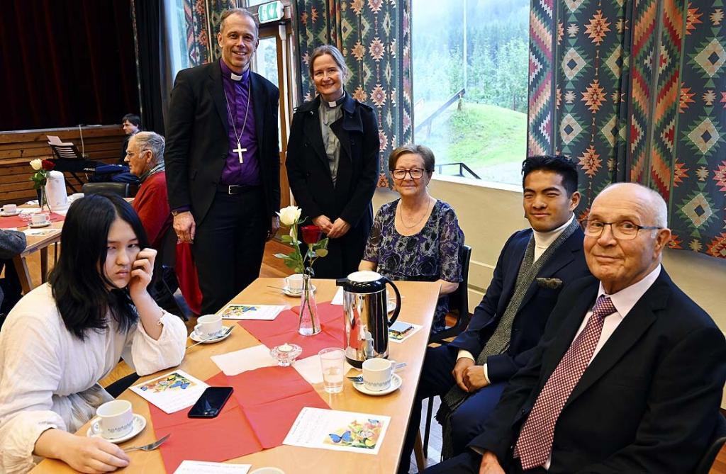 Familien til Ellen Oddveig sammen med biskop Bonden. Foto: Arne G. Perlestenbakken