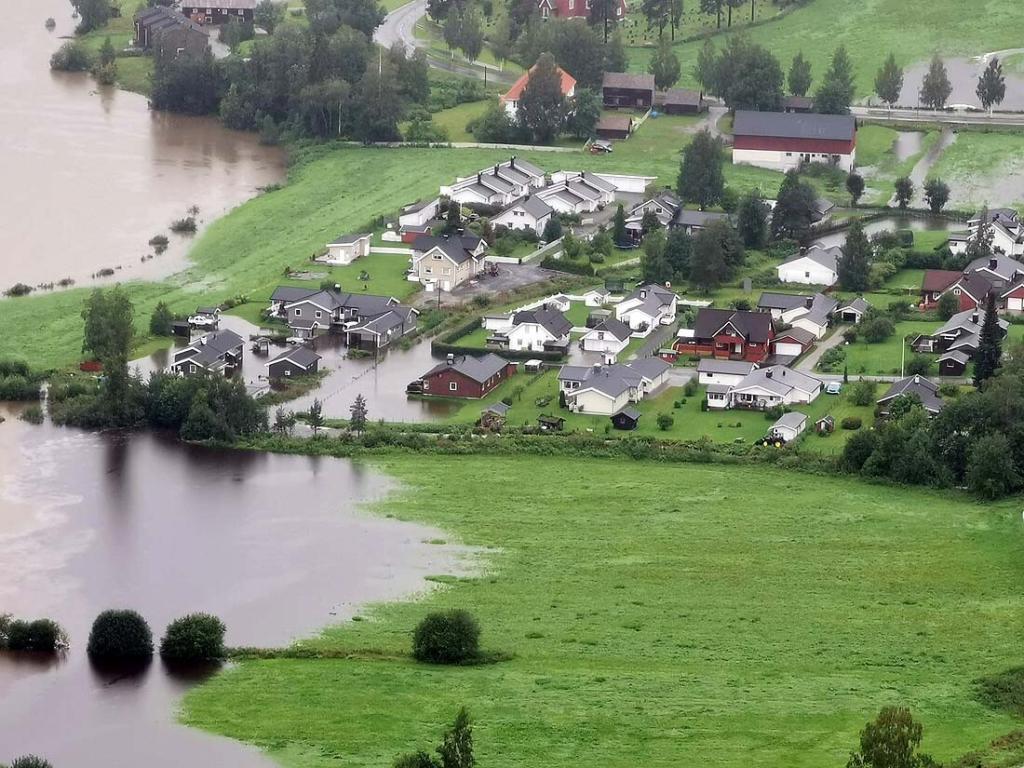 Vannet truer flere hus Foto: Stein Bergum