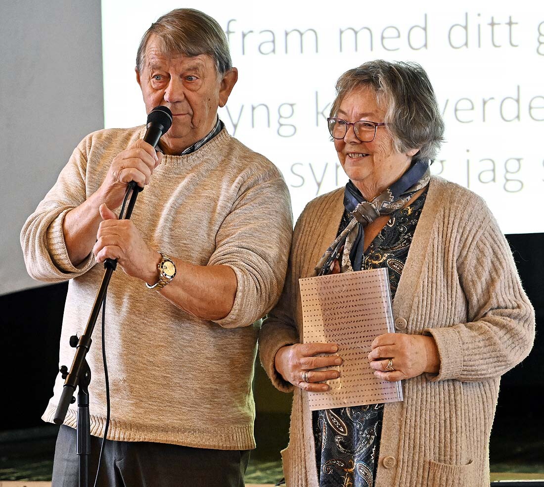 Rolf Gunnar Olsen og Emmy Bakkom fra eldrerådet ønsket velkommen. Foto: Arne G. Perlestenbakken