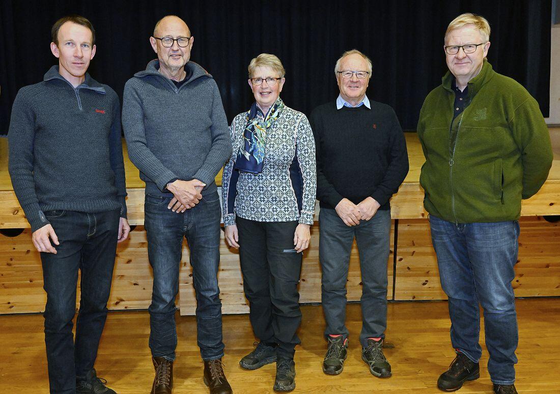 Fra venstre: Gunnar Fossholt, Stig Grydeland, Helga Perlestenbakken, Harald Kjensrud og Terje Sætermoen. Foto: Arne G. Perlestenbakken