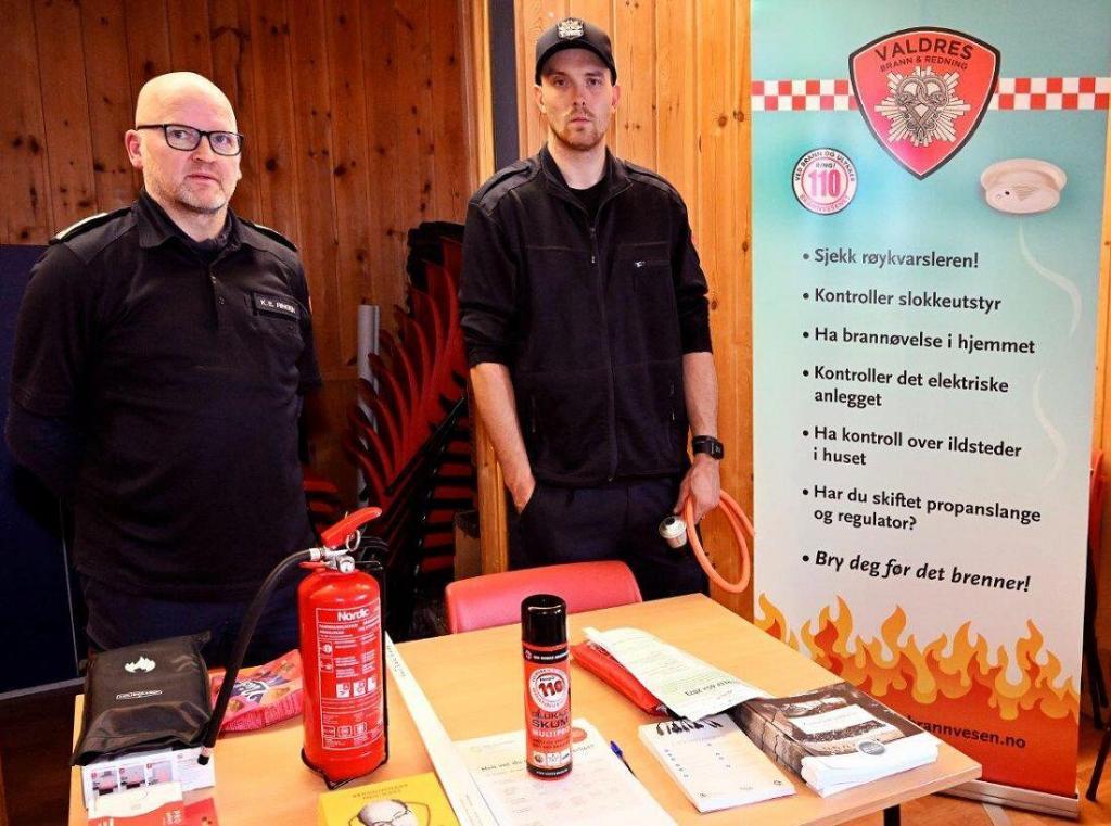 Branninspektør Knut Erik Ringen og leder i feieseksjonen, Niclas Landsfeldt Kristiansen. Foto: Arne G. Perlestenbakken