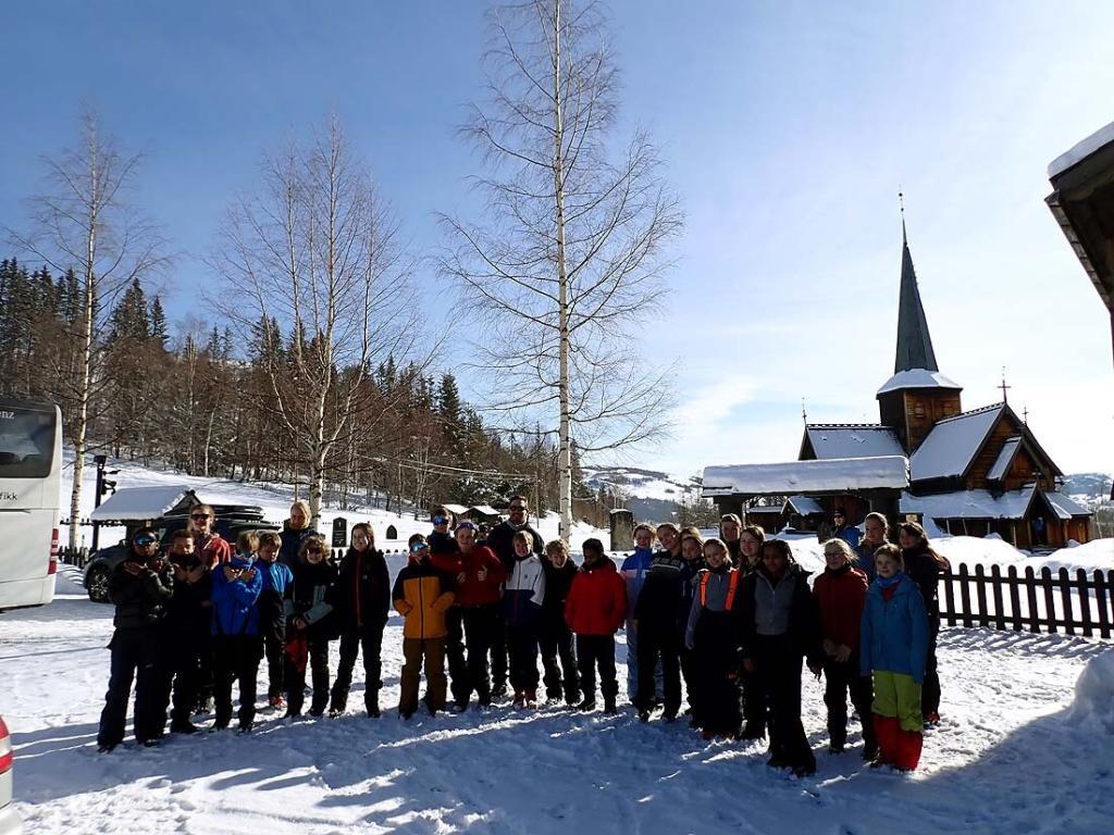 Gjengen på besøk i stavkirka. Foto: Geir Stillingen