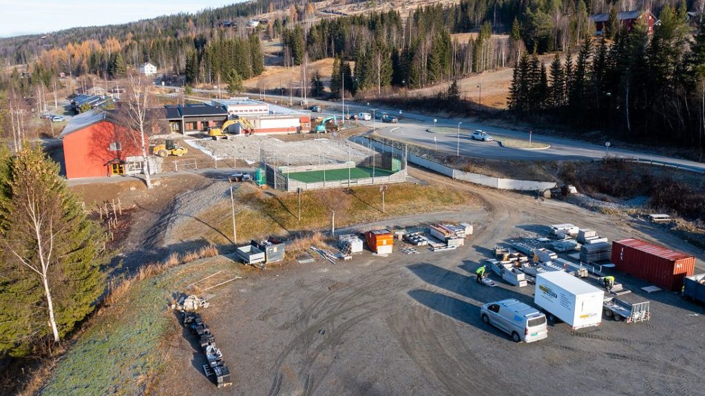 Anleggsområdet ved skolen. Dronefoto: Helge Nordby