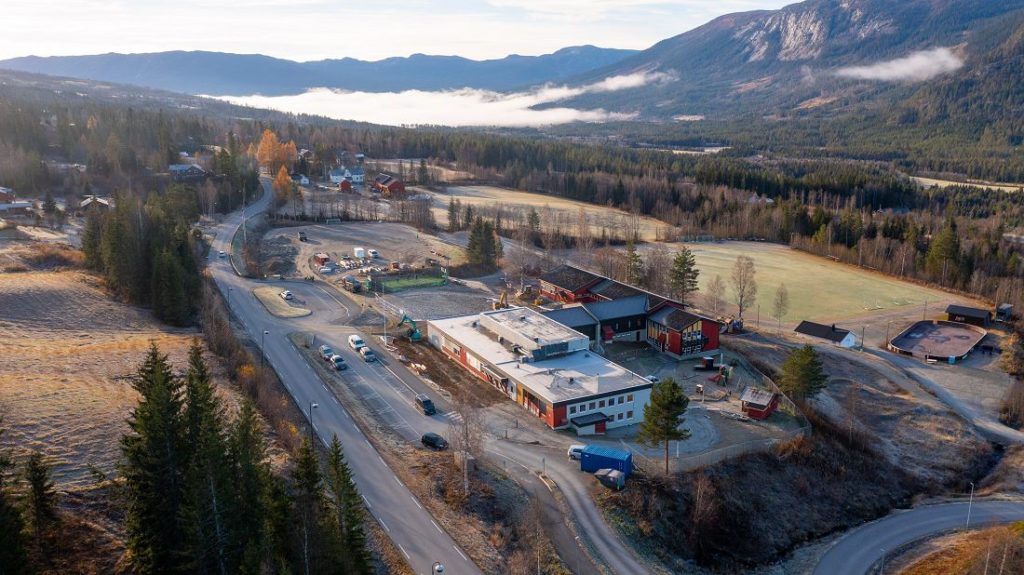 Anleggsområdet ved skolen og barnehagen. Dronefoto: Helge Nordby