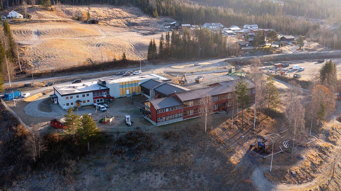 Anleggsområdet ved skolen og barnehagen. Dronefoto: Helge Nordby