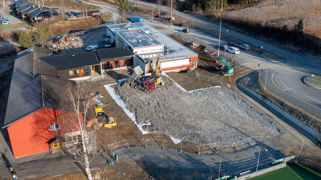 Anleggsområdet ved skolen og barnehagen. Dronefoto: Helge Nordby