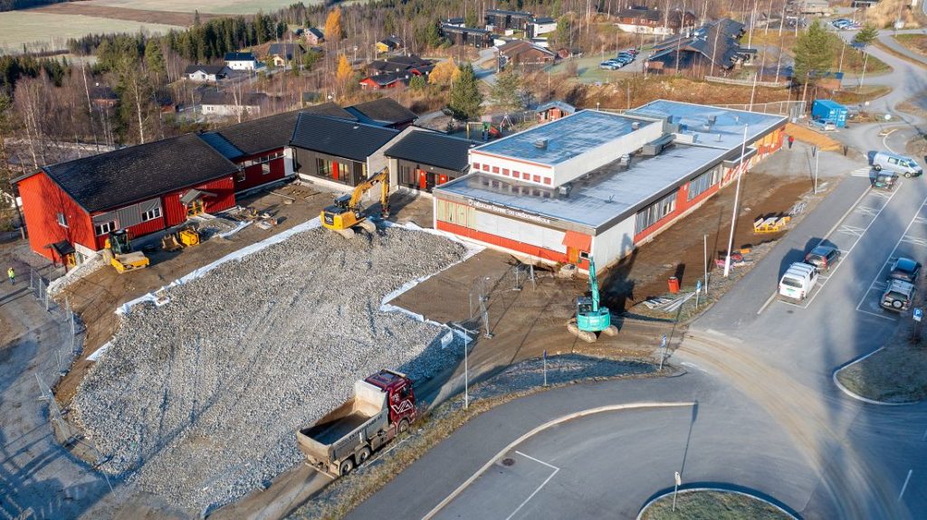 Skoleplassen får et kultlag. Dronefoto: Helge Nordby