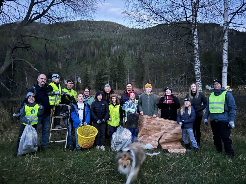 F.v. rad: Fredrik Hovdet, Kristian Strøm, Birger Ødegård, Kristian Grimsrud Strøm, Even Hagen, Grethe Stensrud, Endre Lybekk Bertelrud, Frode Bertelrud, MarkusStensrud Lien, Ivar Hagen, Olve Pihl, Ovid Nilsson, Christian Bakkom og Birk Fossholm. Hunden Luna. Foto: Sonja Bordewich