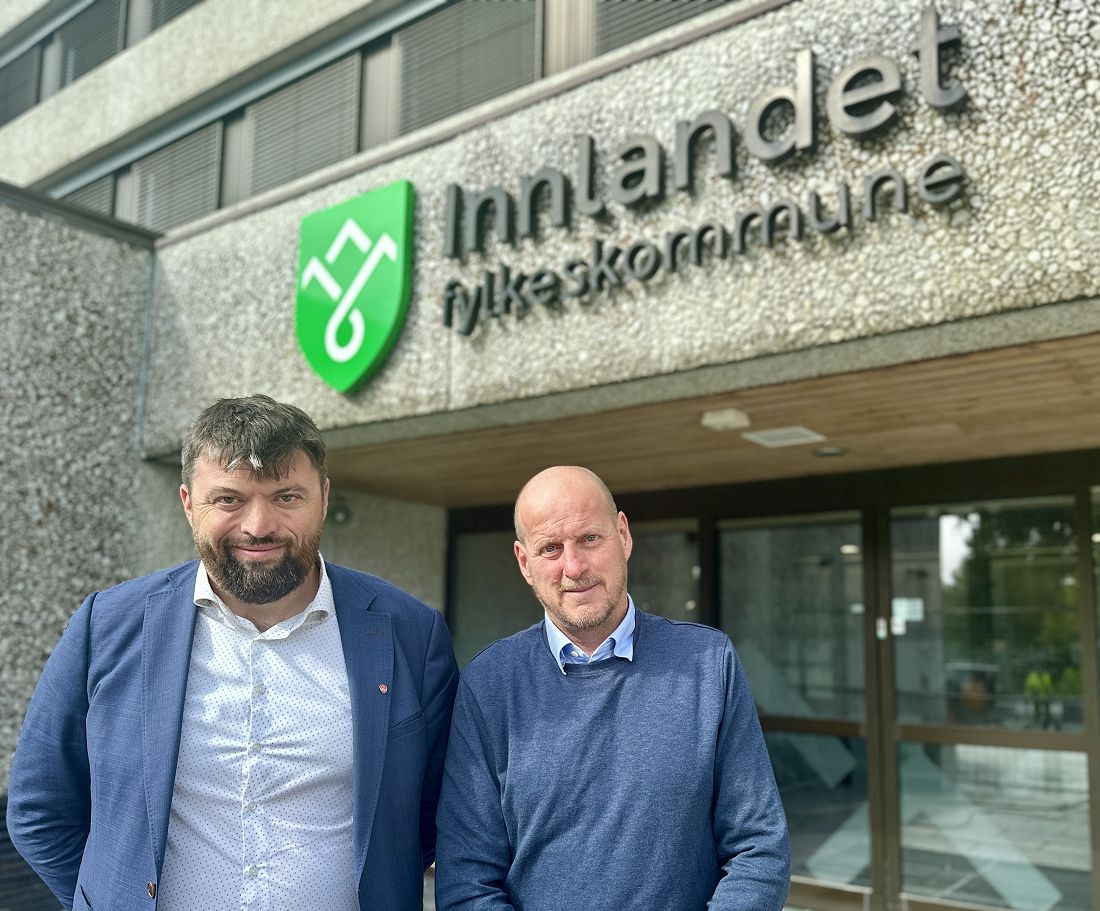 Hans Kristian Enge (Ap), nestleder i hovedutvalg for utdanning og fylkesordfører Thomas Breen (Ap). Foto: Innlandet Arbeiderparti