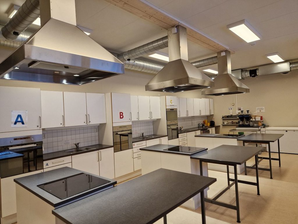 Ventilasjonshetter på skolekjøkkenet Foto: Arne Heimestøl