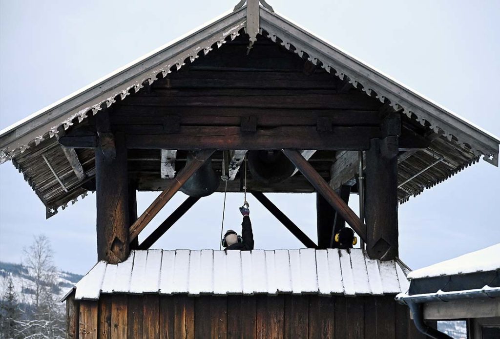 Nils Olav Huset ringer jula inn. Foto: Arne G. Perlestenbakken