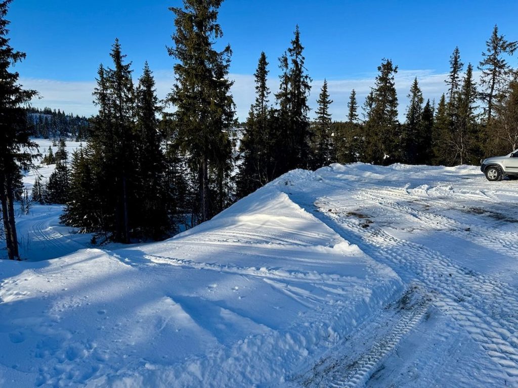 Parkekeringsplassen ved Hedalen Røde Kors sin hytte. Foto: Helge Nordby