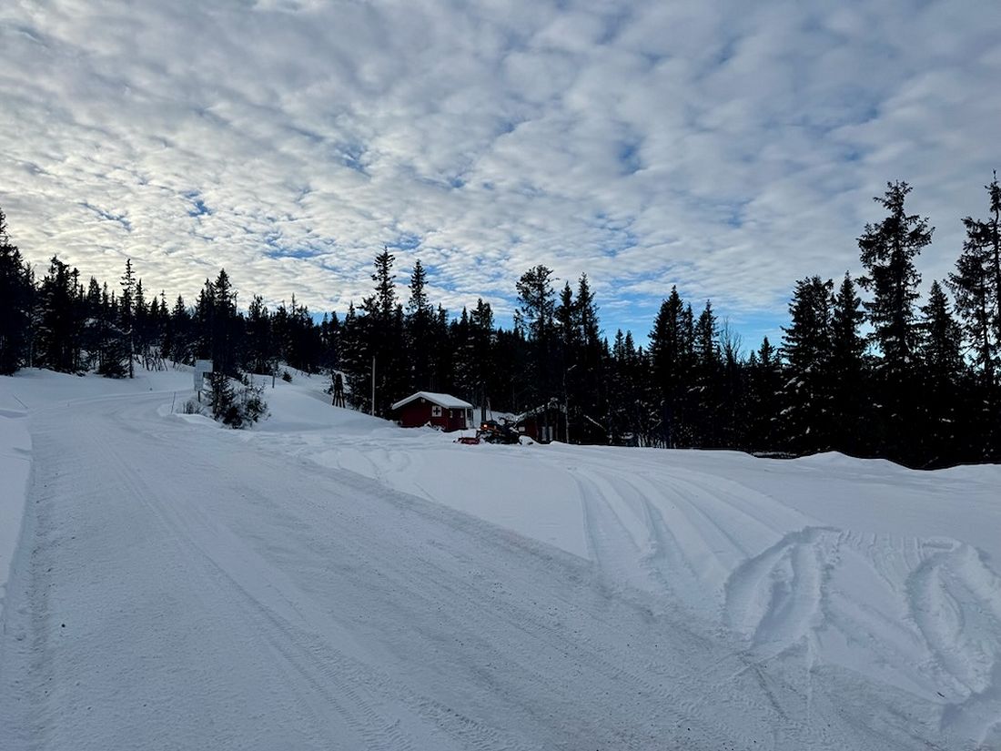 Parkeringsplassen ved Hedalen Røde Kors sin hytte. Foto: Helge Nordby