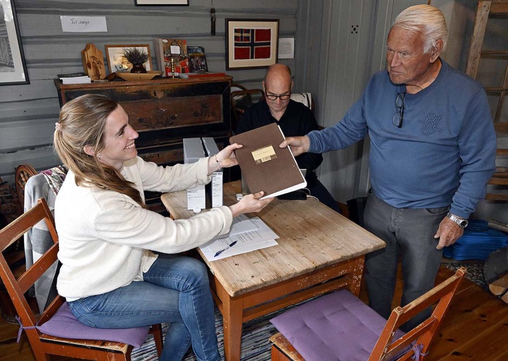 Reidar Schlytter overleverer protokoll