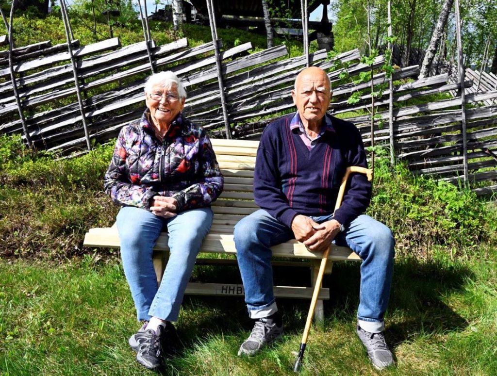 Ruth og Arvid prøver benken ved Bautahaugen