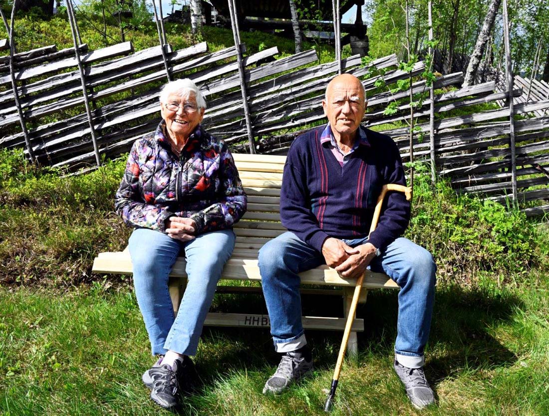 Ruth og Arvid prøver benken ved Bautahaugen Ruth og Arvid prøver benken ved Bautahaugen