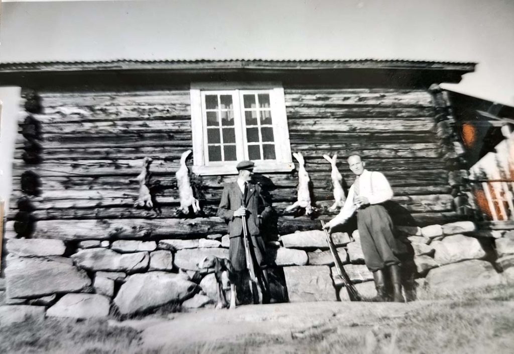 Dette bildet er fra setra etter krigen. Her har guttene skutt harer.
