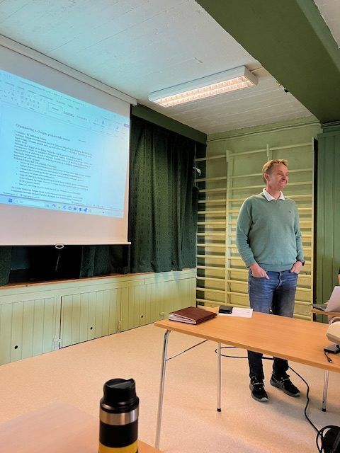 Klinikksjef Tor Anders Perlestenbakken orienterer om ny organisasjonsstruktur ved Fekjær