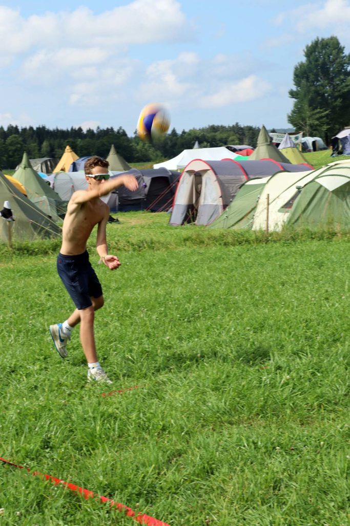 Snorre Brenden server ballen under volleyballturneringen