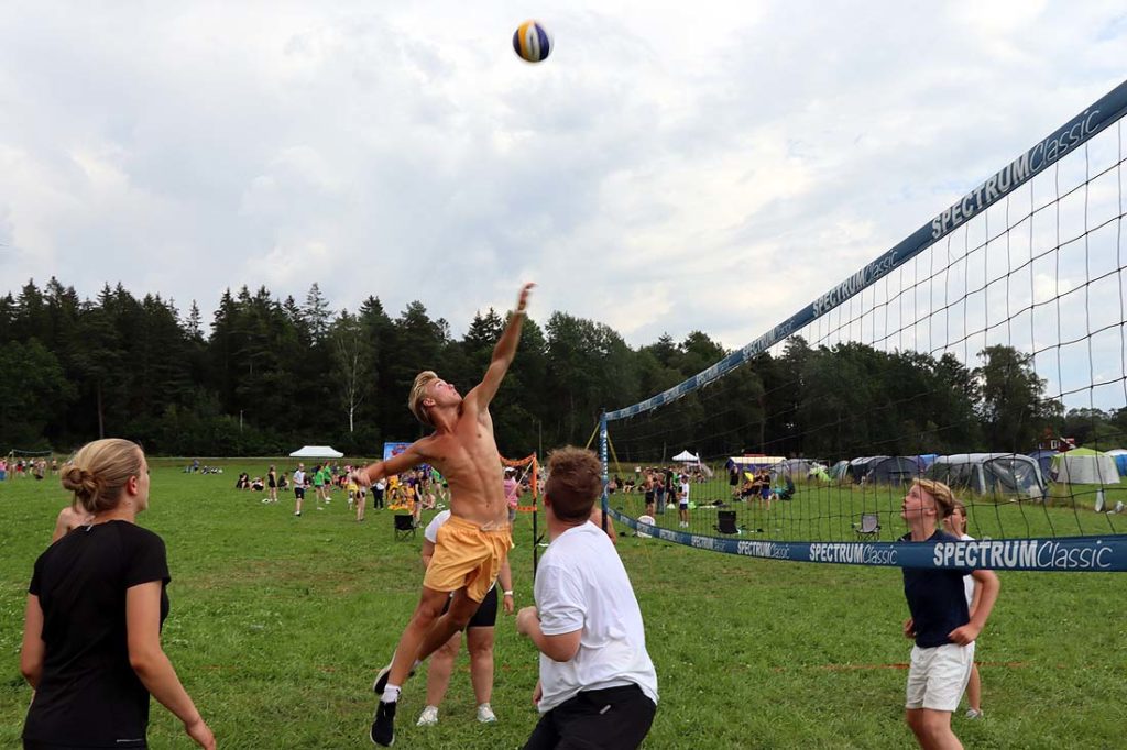 Vemund K. Grønhaug går for en smash i volleyballturneringen