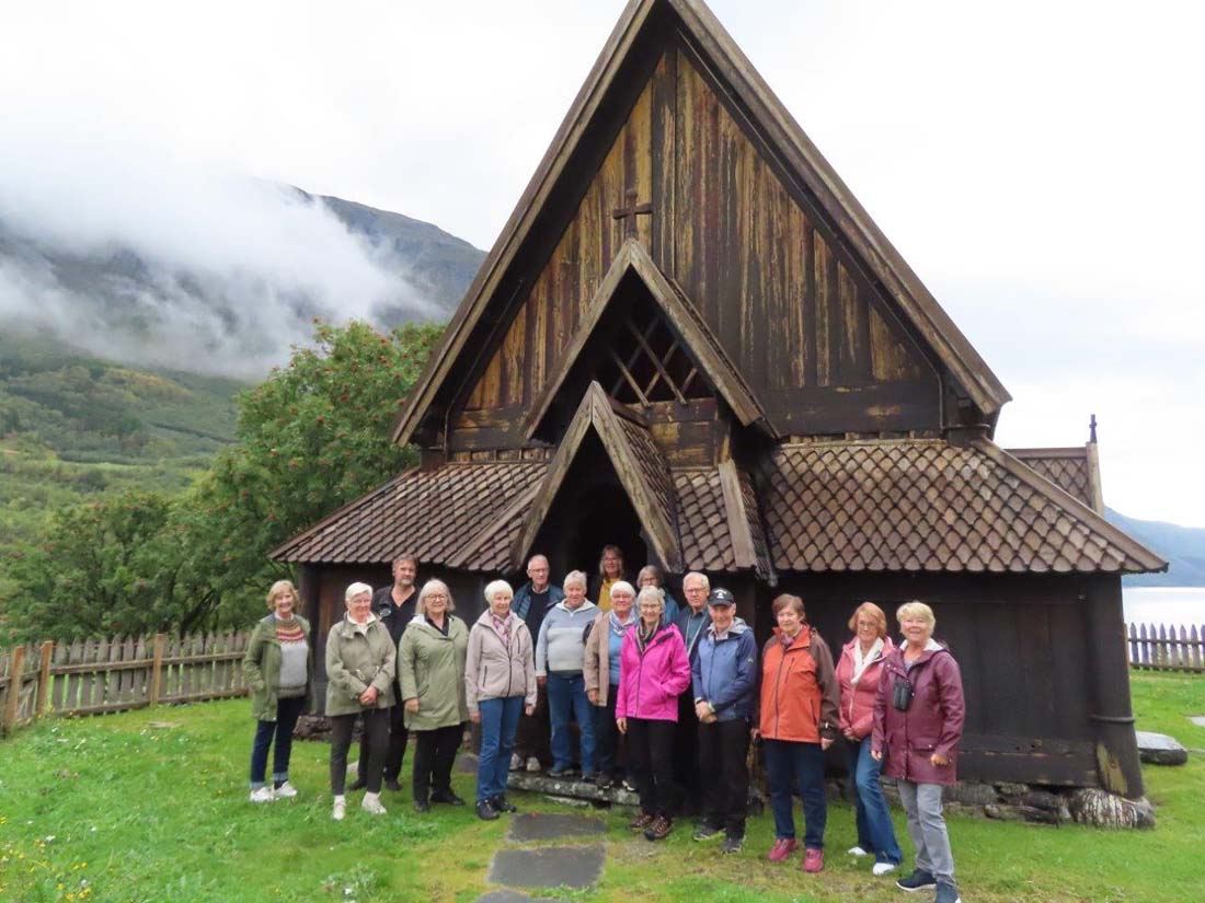 Turdeltakerne foran Øye stavkirke