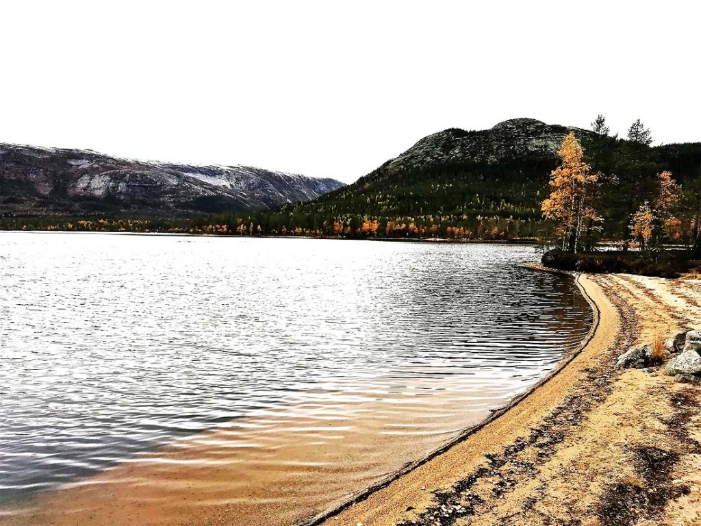 Sandvatnet med Bukollen i bakgrunnen. Foto: Sigrid Haugen